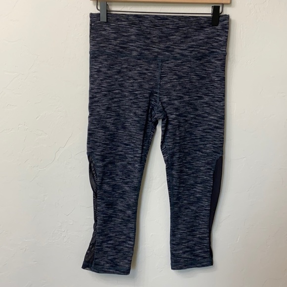 Alo yoga grey crop leggings size medium.Mesh on the sides. - Picture 1 of 13